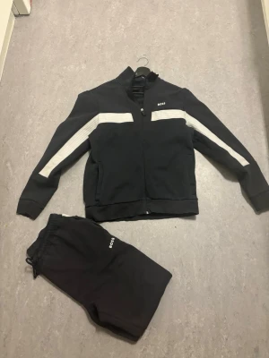 Hugo boss dress  - Jättefin dress från Hugo boss, har några slitningar men ingenting man tänker på när man har på sig. Skriv privat för fler bilder🤍🫶🏼