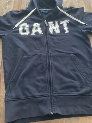 Gant hoddie - Mörkblå Gant hoddie med zip i storlek s