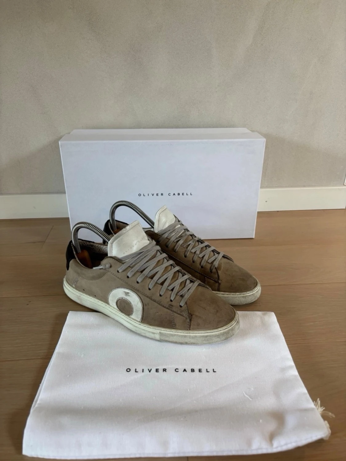 Beiga skor från Oliver Cabell