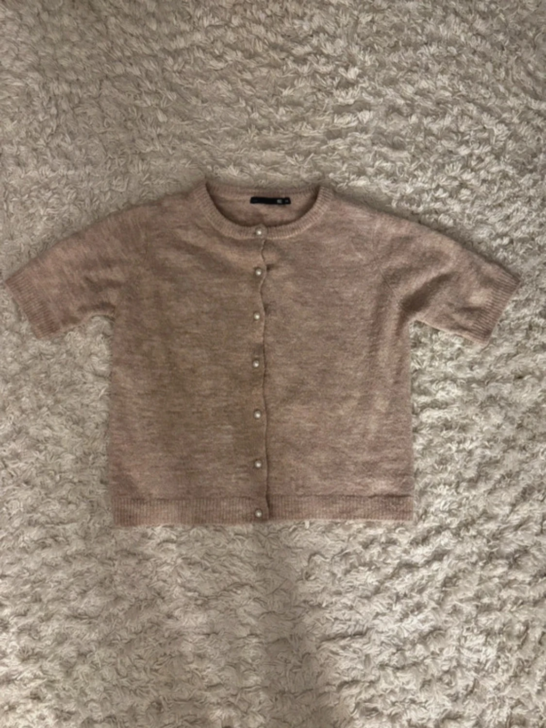 Beige stickad kofta med pärlknappar
