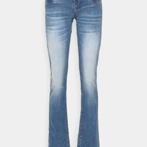 Trendiga Ltb jeans  - Säljer ett par snygga blå bootcut jeans med ljus tvätt och klassisk femficksdesign. Jeansen har normal passform och är tillverkade i mjukt denimtyg av bomull. Perfekta för dig som gillar en retroinspirerad look med utsvängda ben. Nypris 800kr