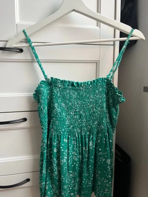 Grön o Blommig topp - Fin somrig topp. Stl S ungefär! Knappt använd!