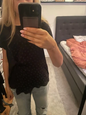 söt blus - Säljer en jätte söt och fin blus. Den är gjord i svart silke och har mörkgråa prickar. 🙌