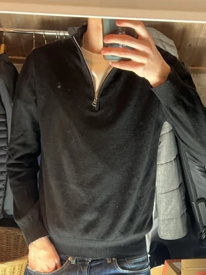 Oscar Jacobson Kashmir blend - Säljer denna riktigt schyssta Tröjan från Oscar Jacobson. Den är i bra skick utan defekter men är lite nopprig. Tröjan är i storlek S och är gjord i ull och Kashmir. Bara att skriva över frågor och funderingar.