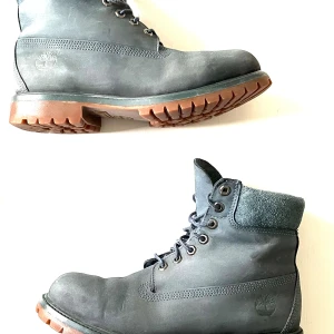 Timberland Kängor-Mörkgröna 42,5-43 - Ett par klassiska mörkgröna Timberland kängor. Perfekt för höst och vinter endel använd dem året runt. Bekväma och tåliga kängor som passar till många olika outfits. Mindre skador repor kan finnas. Storlek:42,5-43 Passar Män och kvinnor. Ordpris:2399kr Bilderna togs personligen av mig, vilket säkerställer att du ser exakt den produkt du köper.Vänligen observera att jag inte har någon öppetköp.Skickar endast med PostNord.