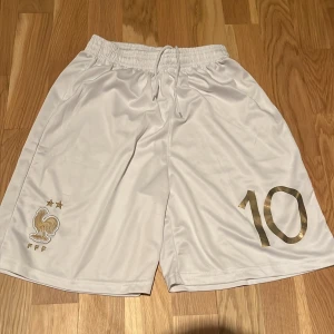 Mbappe shorts  - Jag säljer ett par mbappe shorts när han spelade i PSG, träningsshorts för träning. Storlek M