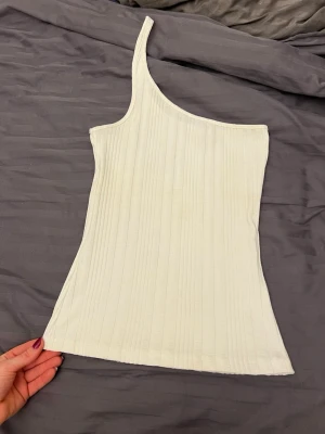 One-shoulder topp  - One-shoulder topp vit från h&m