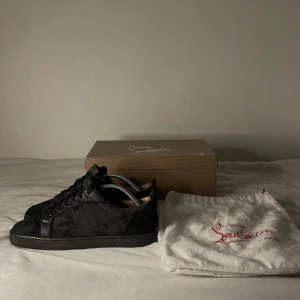 Äkta Grå Svarta kamouflage skor från Christian Louboutin - Mörka kamouflage Christian Louboutin utan spikar. Defekterna på skorna ligger under sulorna men inget som går igenom skorna syns även inte om man inte visar sulorna, och lite defekter på Mochan uppe vid hörnen på begge skorna men inget synligt, Skolåda inklusive dustbags ingår. 