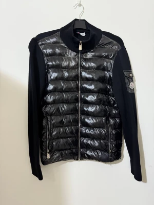 Moncler Cardigan - Riktigt fin jacka ifrån Moncler. Storlek M men passar BÅDE S och M! Små skador på jackans framsida men inget märkbart. 