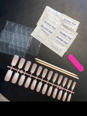 Press on naglar ink tillbehör  - 24 st press on naglar i ombre, ink tillbehör:  10 st alkohol wipes  1 st fil  2 st träpinnar  72 st glue tabs   Allt för en enkel applicering, samt återanvända naglarna