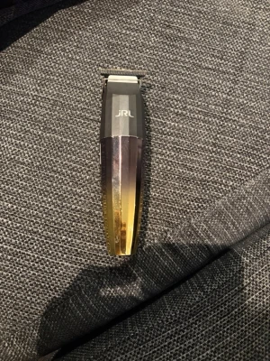 Jrl Trimmer 2020 - JRL trimmer. Fungerar riktigt bra med jätte bra batteritid. Bladet är lite sönder men har fortfarande klippt med den mycket utan att det ska ha orsakat några problem. Annars går den att ersätta med nytt bara.