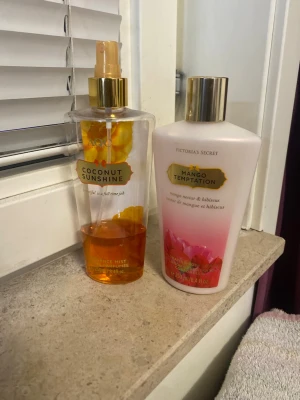 Coconut Sunshine & Mango Temptation - Två produkter: AQC Coconut Sunshine Fragrance Mist (250 ml) och Victoria's Secret Mango Temptation Body Lotion (250 ml). Perfekt för dig som gillar tropiska och fräscha dofter. Mango Temptation innehåller mango nectar & hibiscus.