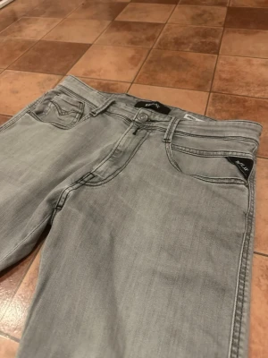 Replay Anbass  - Ett par schysstare ”Replay Anbass” jeans för salu. Inga slitningar men finns dock småa fläckar som syns på bilderna. Känn dig fri att fråga frågor🙌  Strlk: W31 L32 (Passar W30) Skick: Helt okej Färg: Ljusgrå