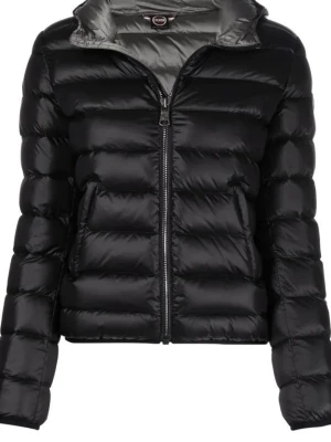 Svart dunjacka från colmar - Säljer en svart, glansig dunjacka från colmar med huva och tvåvägsdragkedja. Jackan har quiltad design, lång ärm och logotyp på ärmen. Perfekt för kalla dagar och har en snygg, modern look som funkar till jeans och sneakers.