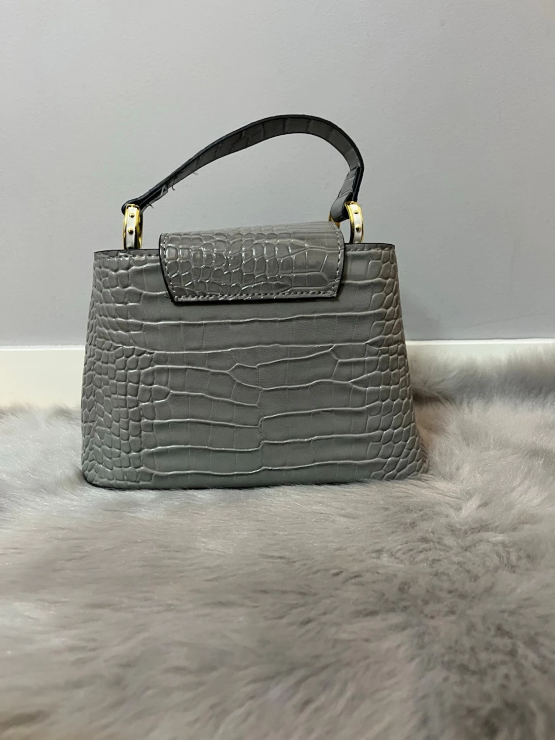 Grå handväska med krokodilmönster - 3