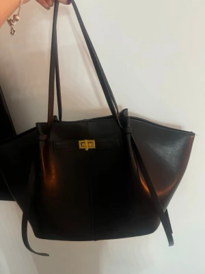 Svart pu bag guld - skickar idag  - Säljer den slutsålda populära Gina Tricot väskan med guld detaljer. Jättefint skick, knappt några tecken på slitage och har inga skavanker. ❣️ 