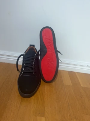 Louboutin skor herr - Säljer ett par helt nya, oanvända svarta herrskor från Christian Louboutin i storlek 44. Elegant och tidlös design med den ikoniska röda sulan – ett exklusivt val för dig som vill sticka ut med stil.  Skorna är aldrig använda, i nyskick. Perfekta till fest, bröllop eller finare tillfällen.  Skickas snabbt eller möts upp vid smidig affär. Skriv vid intresse eller om du vill ha fler bilder. 
