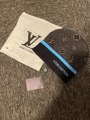 Lvmössa - Svart blå mössa