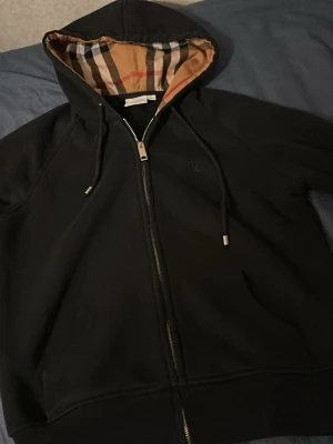 Kofta burberry - Säljer min kofta för jag använder inte helt ny säljer för behöver pengar