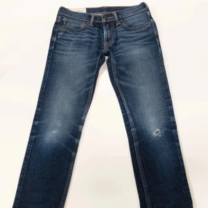 Abercrombie jeans  - Säljer ett par mörkblå Abercrombie jeans med snygg slitning. Änvända väl men fortfarande väldigt bra skick. Storleken är för 12 år, men tror att det är ungefär W25, L26. Fråga gärna om du undrar något! Pris kan diskuteras :)