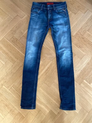 Replay Anbass skinny jeans blå - Säljer ett par Replay Anbass jeans i snygg blå tvätt med skinny passform. Klassisk femficksdesign, detaljerade bakfickor med broderi och Replay-logga. 