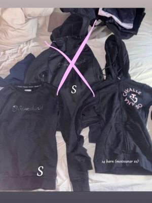 Ridkläder märkes  - Vid snabb & enkel affär billigare, paket priser om man köper fler saker! Finns fler bilder på allt!  * Samshield sweatshirt strl S 800kr  * Toscana kofta strl 14 barn (motsvarar xs) 800kr * Kingsland thights strl xs blå/svart 300kr * Zaczess grå Miami strl XS 300kr * Cavallo strl xs 200kr * Toscana beigea strl italiensk 40, 1500kr (nypris 2999kr använda en gång) * Samshield tshirt blå strl M 500kr * Samshield tshirt rosa strl S 500kr * Pikeur tshirt strl 38 50kr * Pikeur grå fleece strl 38 200kr
