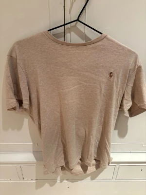 Ralph Lauren T-shirt  - Ralph Lauren T-shirt i färgen khaki i storlek M.