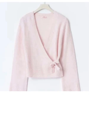 Omlott stickad Gina - Från Gina Young avdelningen, vet inte storlek men den passar på mig som har Xs i alla tröjor!❤️