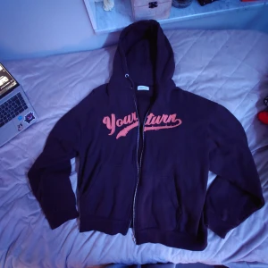 Zip hoodie  - Snygg zip hoodie med logga. Inte använd alls.