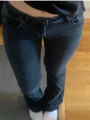 Svarta lågmidjade jeans - Super fina svarta jeans som har låg midja. Skriv för fler bilder