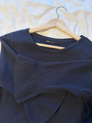 Stickad topp - Stickad trekvartsärmad topp, med lite utsvängd design där ärmen slutar💕Toppen är använd men i fint skick, supermysigt material som inte nopprar sig! 