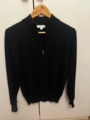 Mörkblå halvzip tröja från Sten Strøm  - Mörkblå halvzip tröja i 100% ull från det norska märket Sten strøm. Köpt i Oslo för cirka 1 år sedan och inte användts mycket alls. Jag gillar tröjan för man kan använda den till allt från fina middagar till golfbanan. 