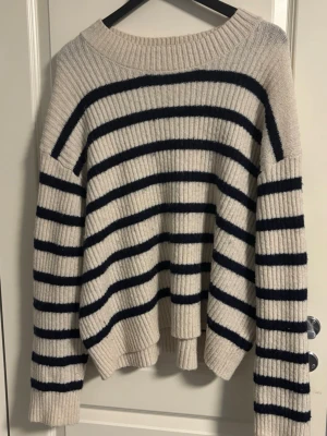 Tröja - Stickad randig tröja i vitt och mörkblåa ränder. Storlek XL.