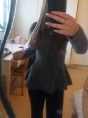 Grå peplum stickad tröja XS - En grå tröja från HM, använt den 1 gång. Säljer då jag inte tyckte den passade mig riktigt, nypris 250kr, säljer för 100kr