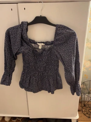 Blommig tröja  - Säljer en super söt blommig tröja från h&m eftersom att den inte används