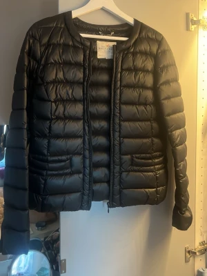 Svart pufferjacka från Holly & Whyte - Figursydd puffjacka i strl S