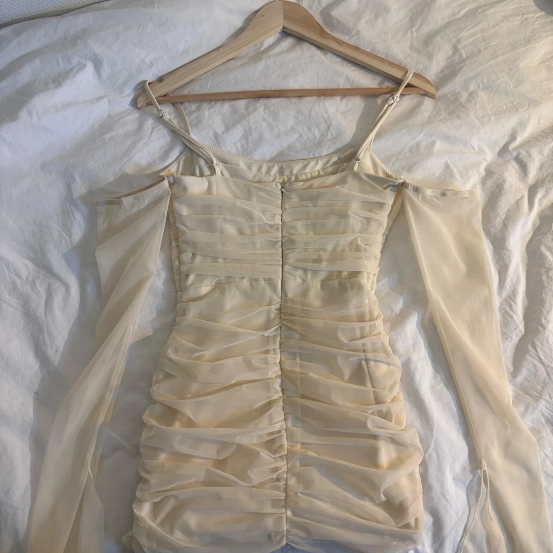 Champagnefärgad omlottklänning med mesh - 1