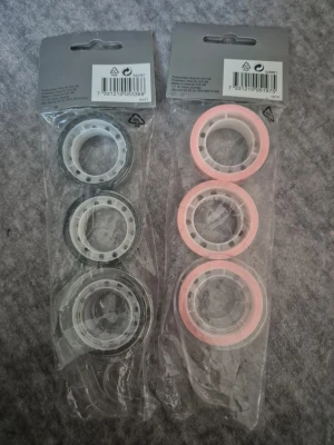 6 st svartvit och rosa mönstrad tejp - Säljer tejp med coola svartvita ränder och rosa prickar. Har modern design med både randigt och prickigt mönster, vilket ger en unik och trendig look. Perfekt för dig som gillar pyssel med färg och mönster. 6 st tejp med tejp hållare inkluderat.