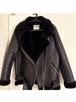 Svart skinnjacka med päls från Zara - jätteskön och jättefin jacka! helt ny och kmr inte till användning ❤️❤️ hör av er för fler frågor! ord pris 600kr