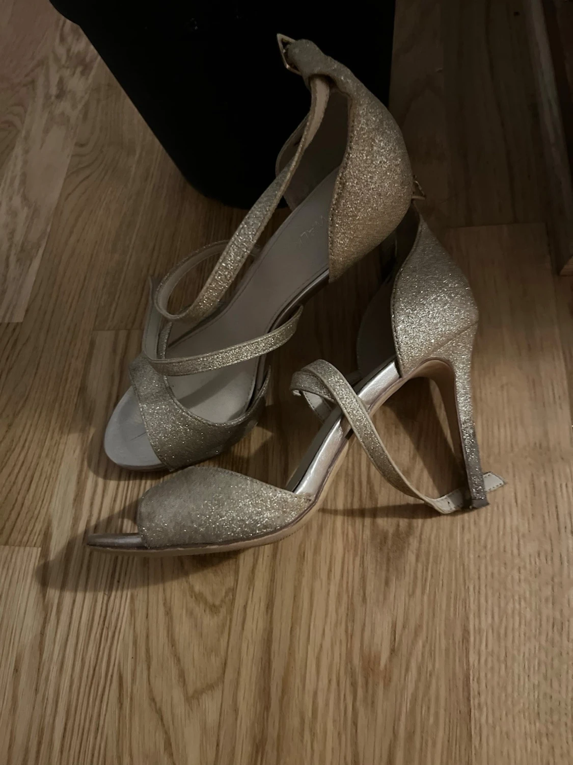 Glittriga guldiga sandaler med klack