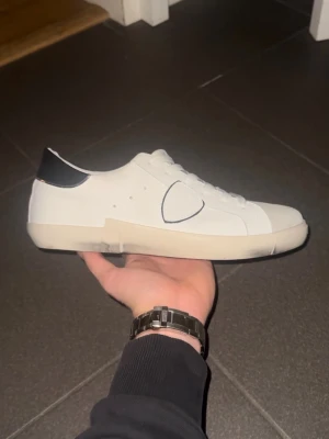 Philippe Model - Säljer ett par stilrena vita sneakers från Philippe Model i nyskick. Hör av er vid frågor, svarar snabbt.