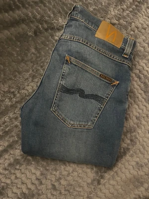 Nudie Jeans Grim Tim 31/34 - Säljer dessa feta nudie jeans. De är använda max 5 gånger då de är för små för mig. Modellen är Grim Tim och färgen heter ”faded memory” vilket är en väldigt fet blå tvätt. 