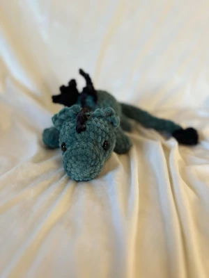 Virkad drake  - Draken är ca 43 cm lång 💚Den har Säkerhetsögon som inte rekommenderas för barn under tre år! 