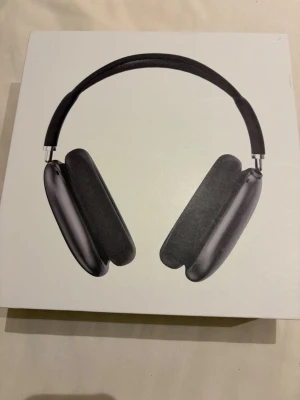 AirPods Max - Hyfsat nya har använt dom i snart ett år funkar fel fritt säljer dom på grund av har inte så mycket användning av dom.