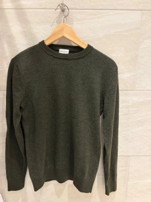 100% merino tröja John Henric - 100% merino tröja från John Henric. Tröjan har krympt en gång i tvätten och sitter därför som en Small och inte som en medium! Använd två gånger så väldigt fint skick.  Färg: mörkgrön