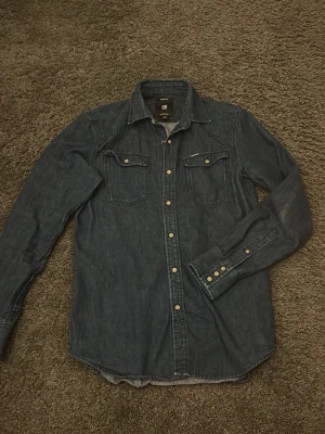 G-star raw slimfit jeansskjorta  - Riktigt fet jeansskjorta från g-star raw, slimfit alltså extremt bra passform. Bra skick. Storlek S