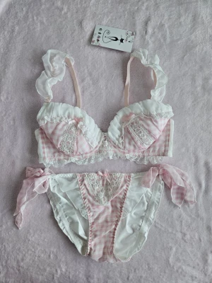 Rosa underklädesset - Helt nytt med tags. Bhn är märkt 70D men liten i storleken så passar nog bättre på en 70C. Trosorna är märkta M men uppskattar att dom passar XS-S.