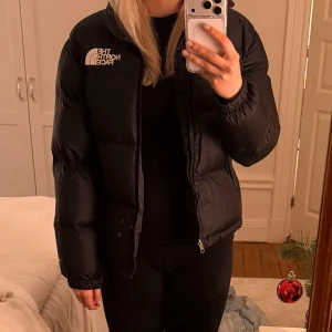 Svart pufferjacka från The North Face - Säljer en svart pufferjacka från The North Face i barnstorlek L, skulle säga att det är en vuxen XS. Lite liten på mig som är en small