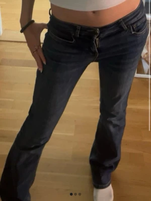 Bootcut jeans från Zara, blå, strl 34 - Snygga blå bootcut jeans från Zara i storlek 34. Jeansen är i jötte bra skick, dock är dem uttöjda i rumpan men inget som syns i verkligheten, se bild 2. Kontakta mig vid fler frågor eller vid intresse!💕