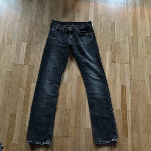 Gråa Jeans från Nudie Jeans Co - Gråa Jeans från Nudie Jeans CO STORLEK 30/32 Dom ser mörkare ut på bilderna än vad dom är, Om du vill ha bättre bilder på dom Fråga i dm